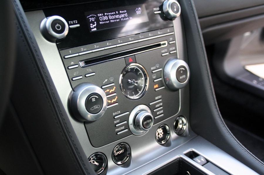 Детали интерьера Aston Martin Virage 2011 года  (NA) (фото 16 из 39)